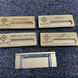 Thẻ thay tên nhân viên